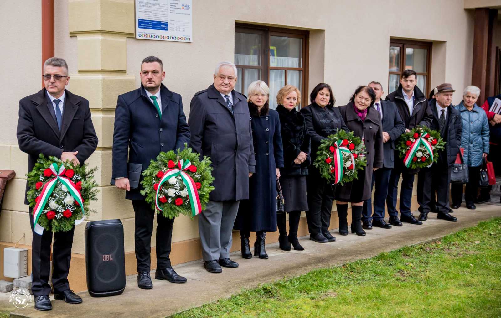 Helyi és megyei elöljárók koszorúztak | Fotó: Kulcsár Mária
