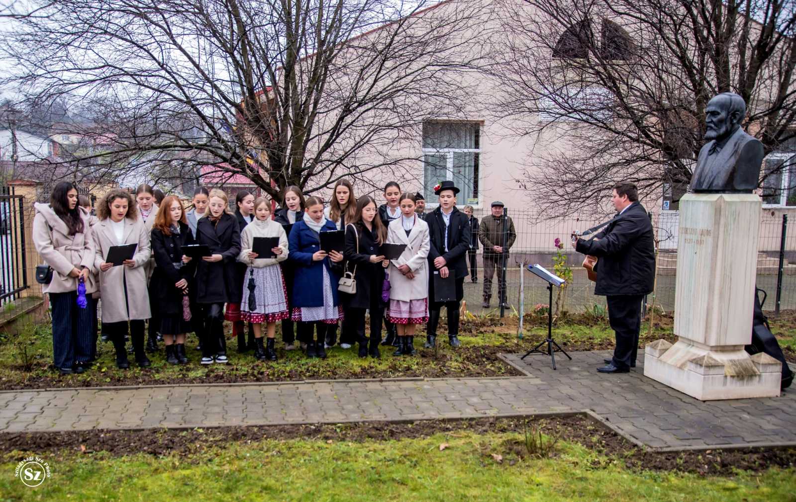 Szikszai Lajos mellszobra a kultúrotthon udvarán áll | Fotó: Kulcsár Mária