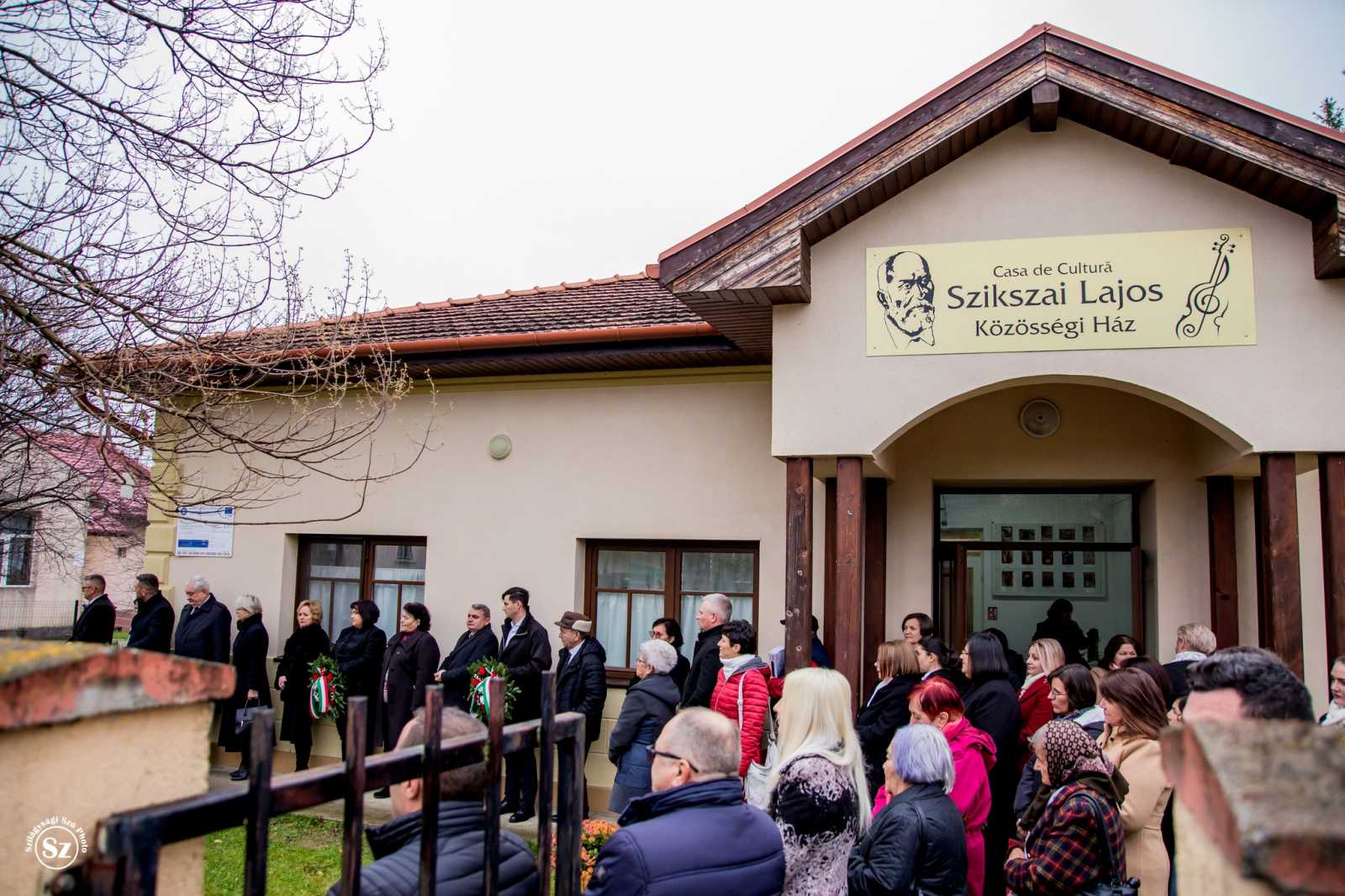 A falu nagy szülöttjéről elnevezett kultúrotthon előtt gyűltek össze | Fotó: Kulcsár Mária