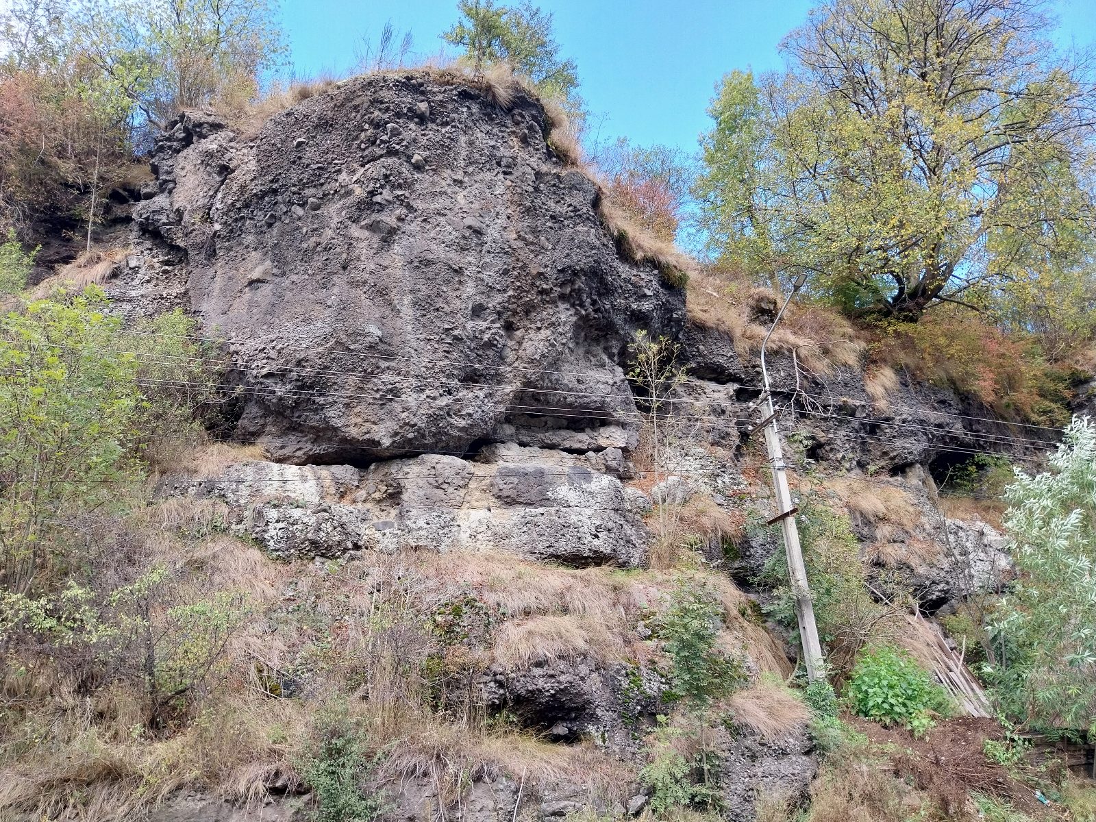 Az út fölé tornyosuló sziklát robbantják le | Fotó: DRDP Brasov/Facebook D