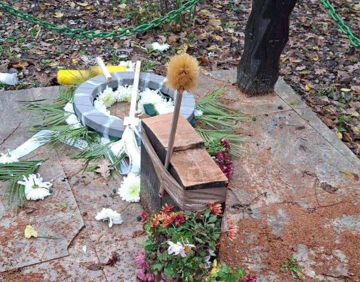 Pár nappal a megemlékezés előtt ismeretlen elkövetők kivágták a keresztet és egy wc-kefét raktak a helyére | Fotó: Diana Șoșoacă Facebook-oldala