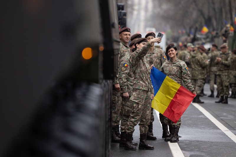 Több mint ezer katona, tűzoltó, rendőr, kadét és Romániában állomásozó lengyel katona vonult fel | Fotó: Ilie Bolojan Facebook oldala