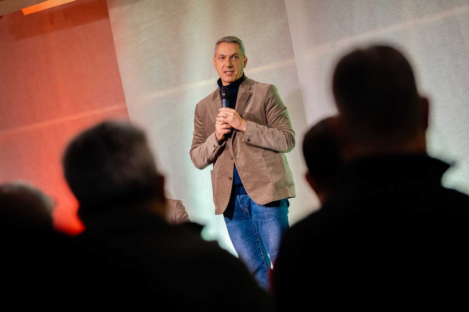 Lázár szerint az emberek szemében a politikusokkal kapcsolatban létezik egy előítélet, hogy „lopnak, csalnak, hazudnak”.