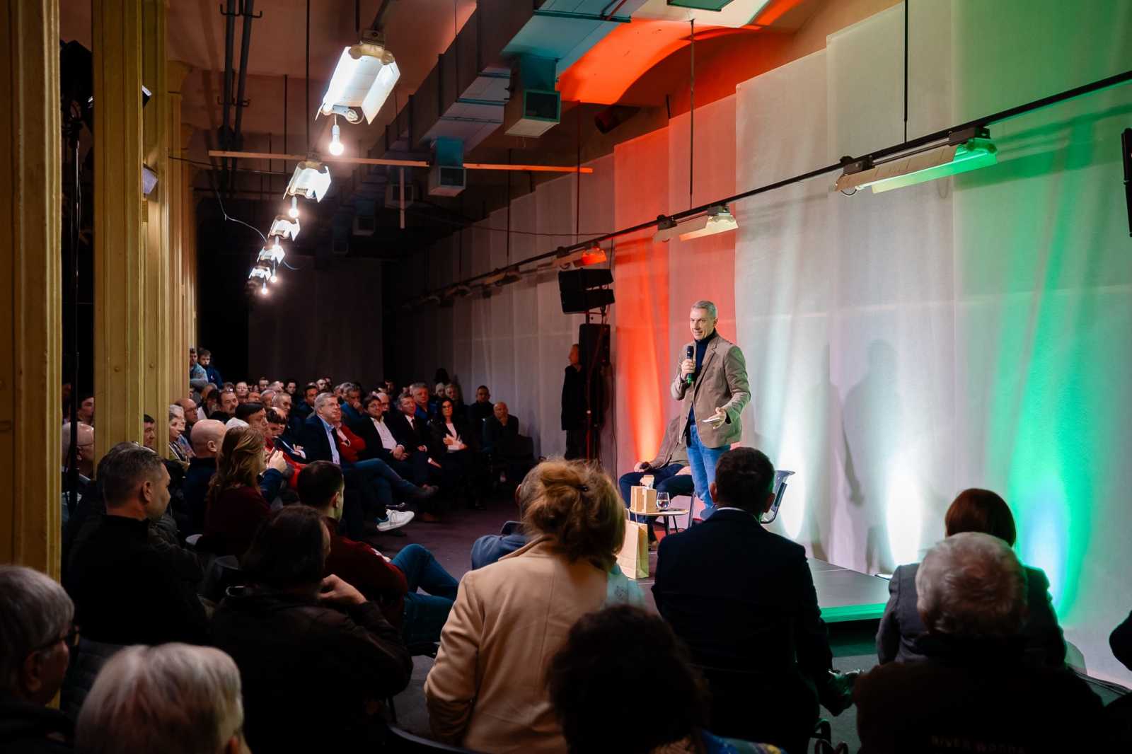 Népes közönség előtt beszélt.