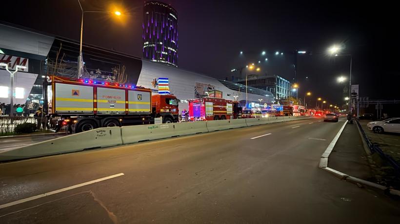 Nyolc tűzoltóautót vezényeltek ki a helyszínre és több más mentőegységet. | Fotó: ISU BIF