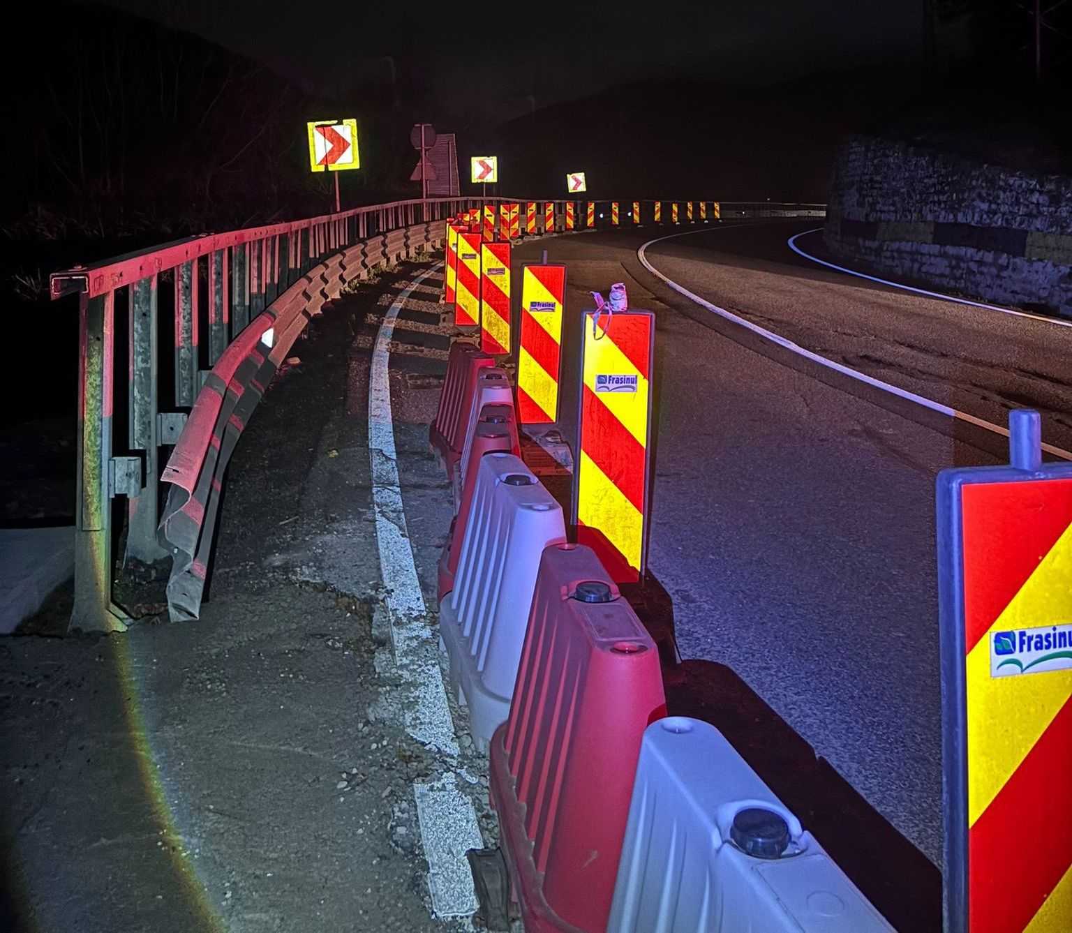 Az út szerkezete alatti töltés egy része elmozdult.