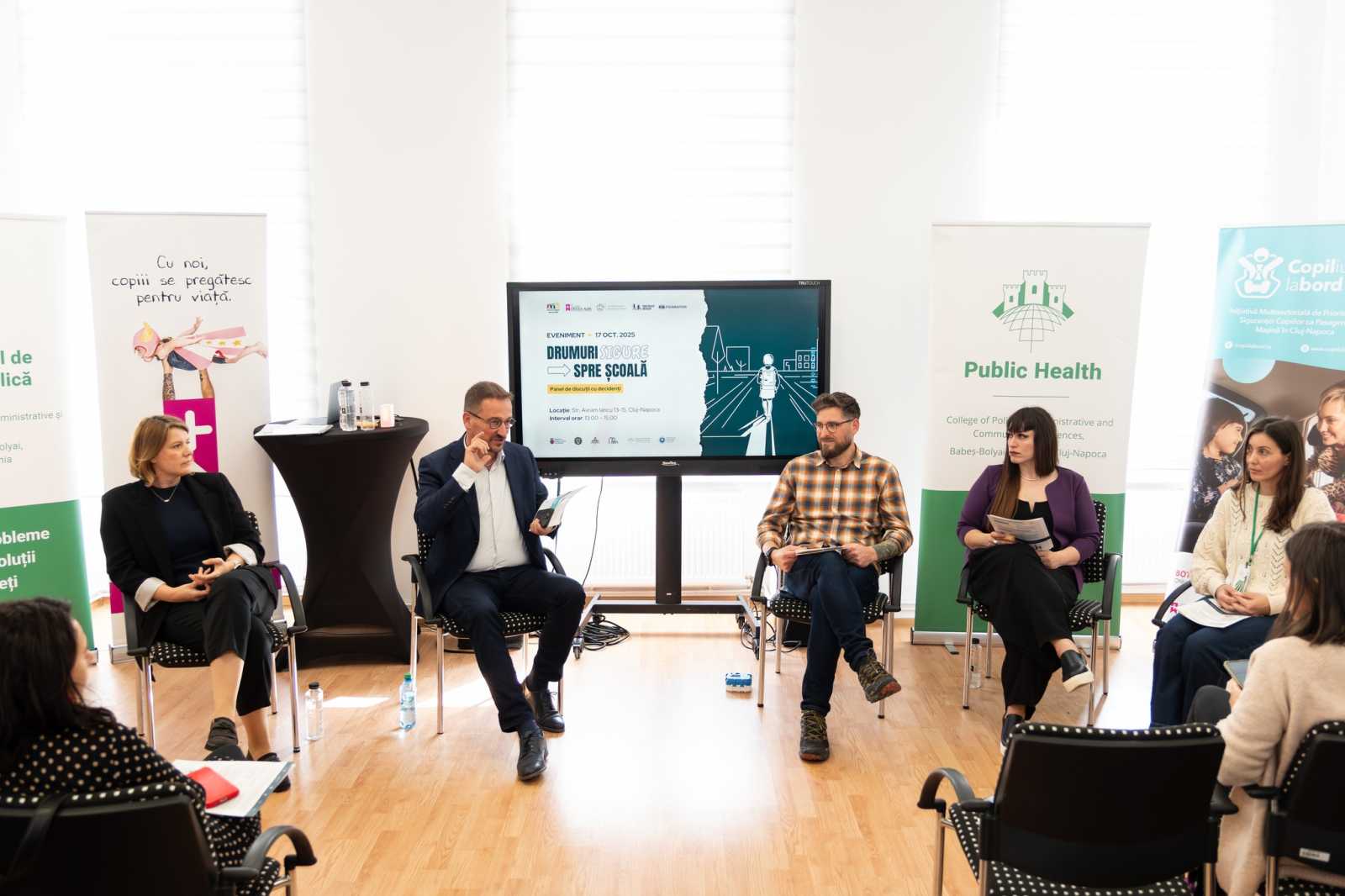 Király Attila (balról a második) egy, a közlekedésbiztonságról szervezett kerekasztal-beszélgetésen az iskola diákját ért balesetet követően | Fotó: Drumuri sigure spre scoala/Facebook