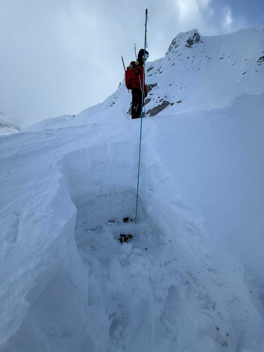 A hegyimentők élete kerül veszélybe, ha tovább a hegyen maradnak, és ásnak.
