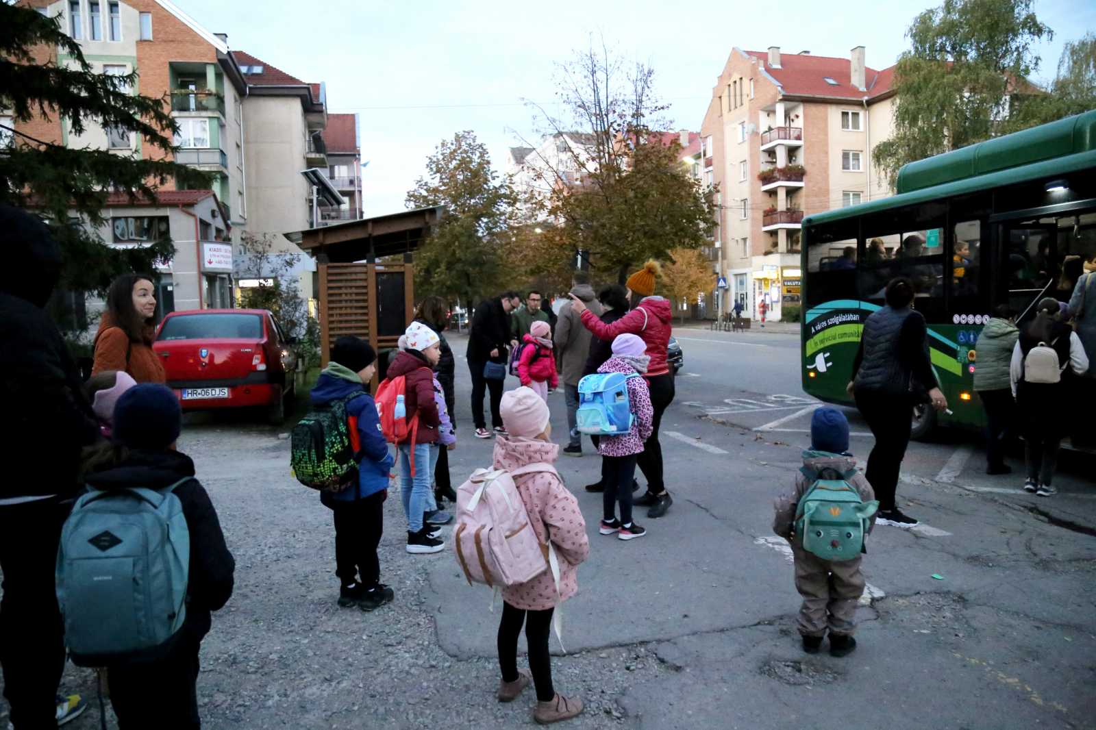 Igazi buszmegállóban gyülekeznek a lábbuszozó gyerekek | Fotók: Jakab Mónika