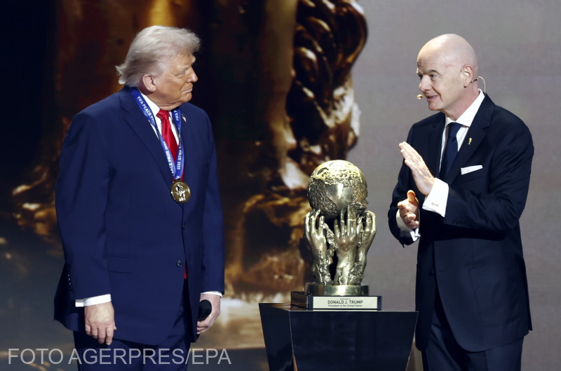 Gianni Infantino FIFA-elnök békedíjat adott át Donald Trumpnak | Fotó: Agerpres/EPA
