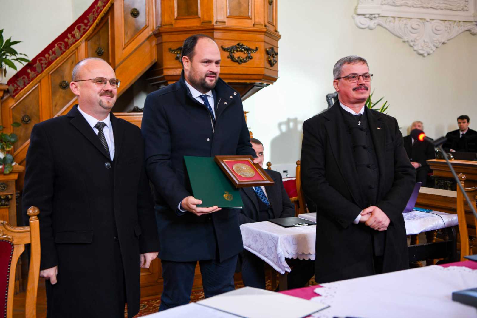 Bogdán Szabolcs János (balra) igét hirdetett, de díjat is átadott Nacsa Lőrincnek | Fotó: A szerző felvétele