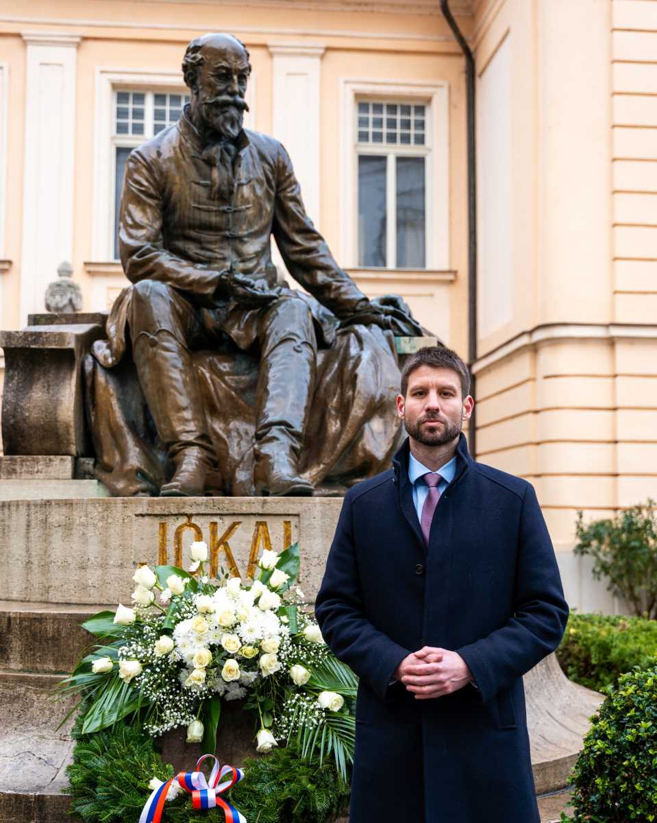 Michal Šimečka a komáromi Jókai szobor megkoszorúzása után l Fotó: Šimečka Facebook-oldala