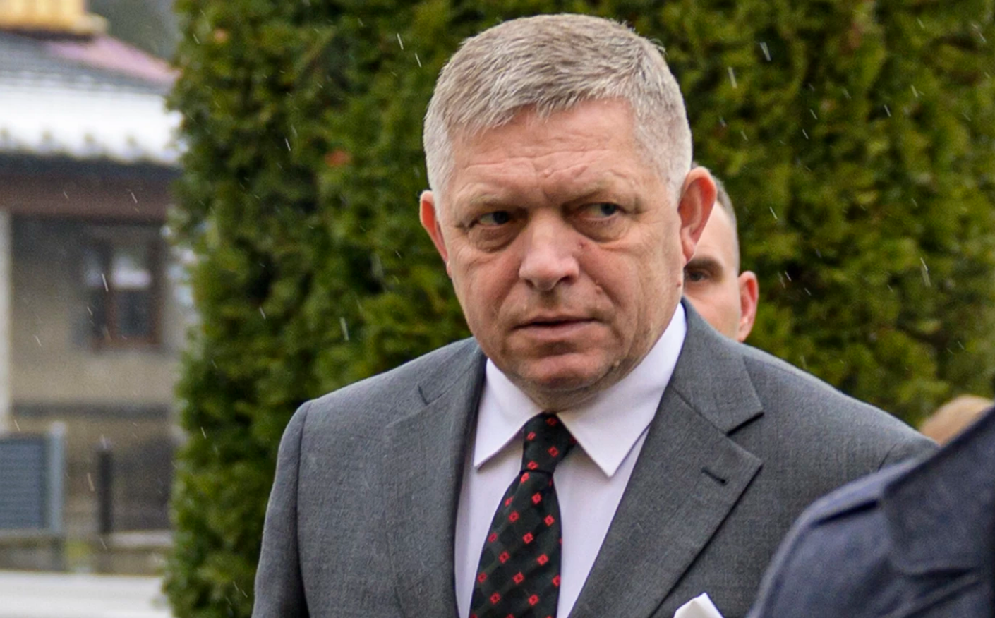 Robert Fico nyilatkozik a sajtónak a PS „őrültjeiről” november 26-án a kormányülés után l Foto: TASR