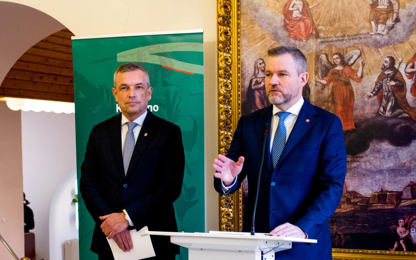 Peter Pellegrini Keszegh Bélával, Komárom polgármesterével 2025. február 19-én l Fotó: TASR