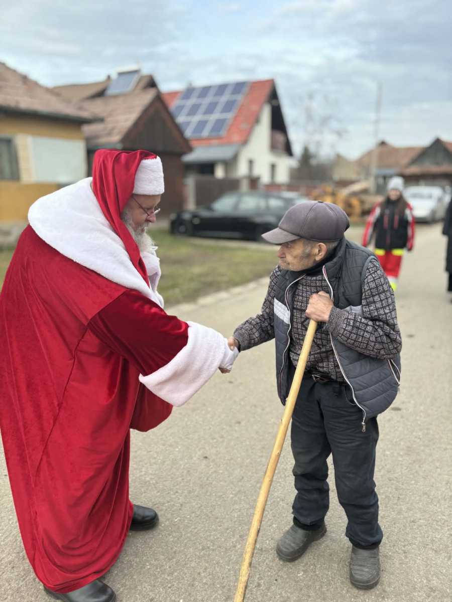 Örömmel fogadták a Mikulást, amerre járt | Fotók: Hargita Megyei Vöröskereszt