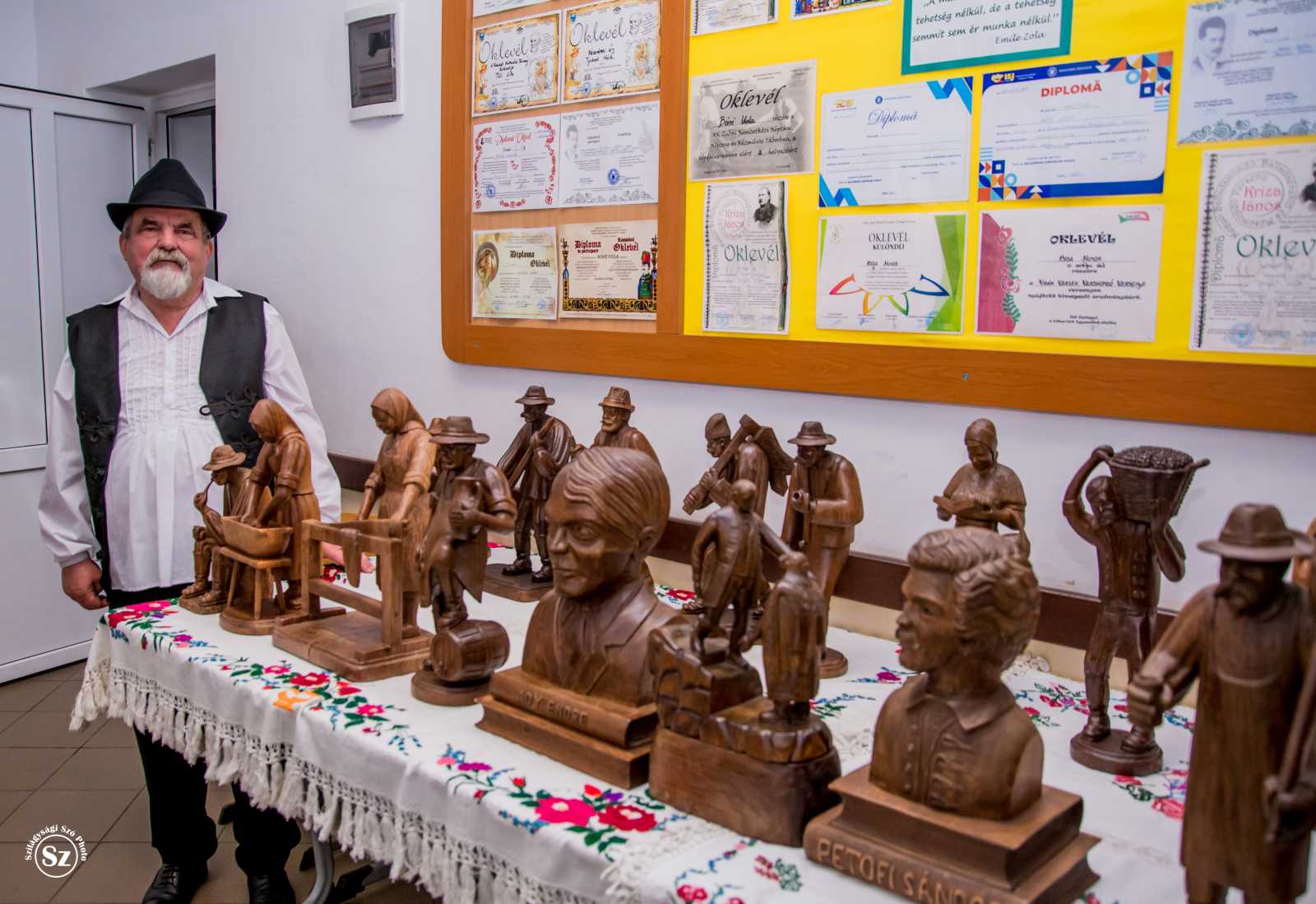 Kun János kiállított és megvásárolható alkotásaival | Fotók: Kulcsár Mária