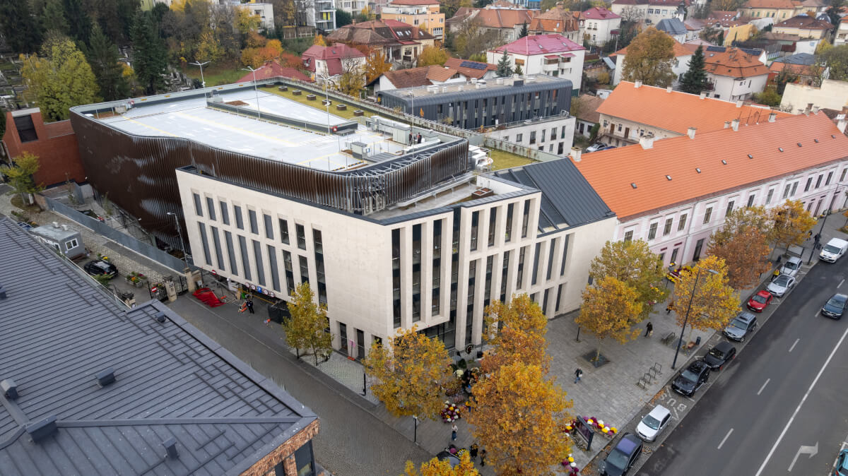 A Petőfi út (Avram Iancu) 22-24. szám alatti többszintes, 310 férőhelyes parkolóház egy 16 millió eurós beruházás. | Fotók: Kiss Gábor