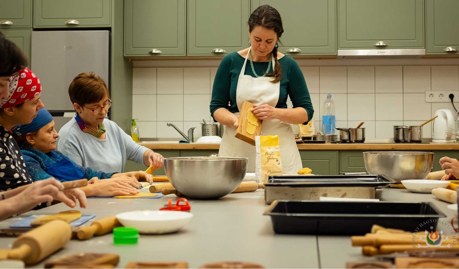 Készül a mézeskalács | Fotó: Facebook/Erdélyi Hagyományok Háza Alapítvány