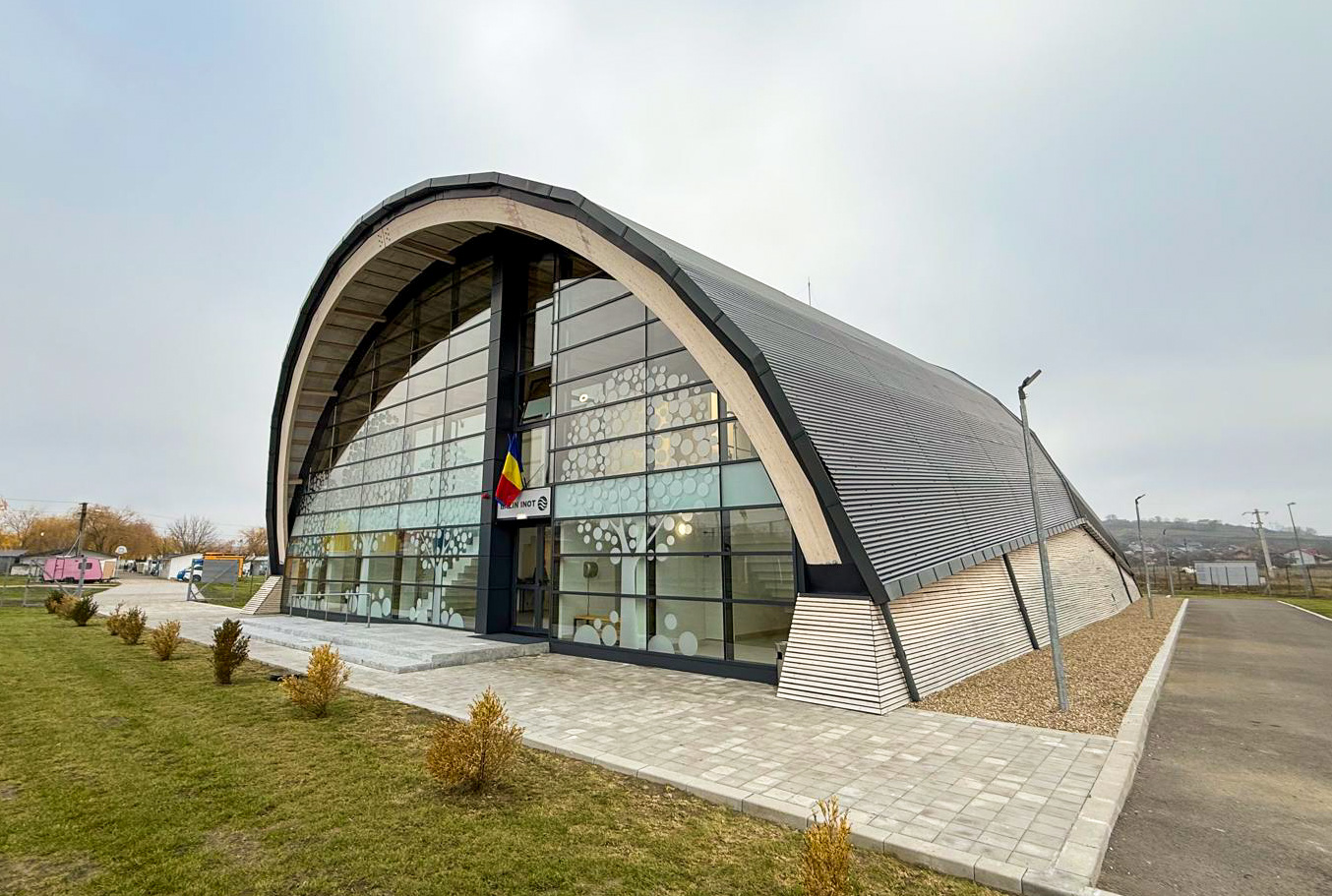 Nemcsak az uszodát építették meg, a környezetét is rendezték