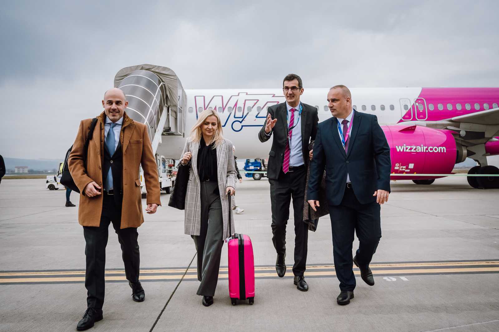 Radó András a Wizz Air kommunikációs igazgatója, Peti András a repülőtér igazgatója és Csibi Attila Zoltán a Maros Megyei Tanács alelnöke | Fotó: Maros Megyei Tanács 
