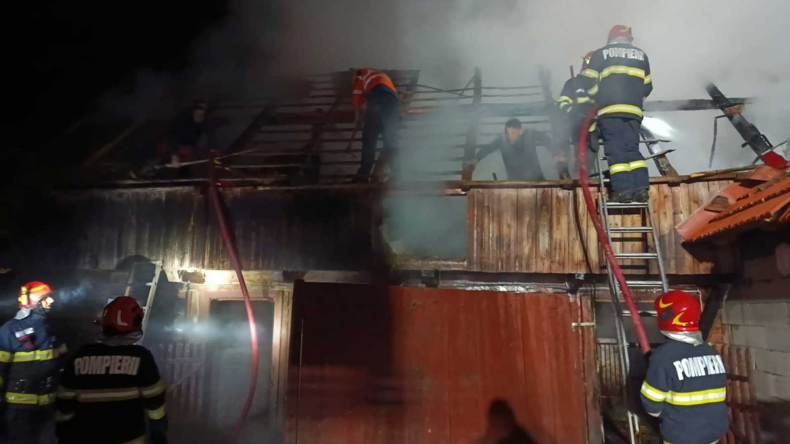 Több tucat tűzoltó és önkéntes dolgozott az oltáson.