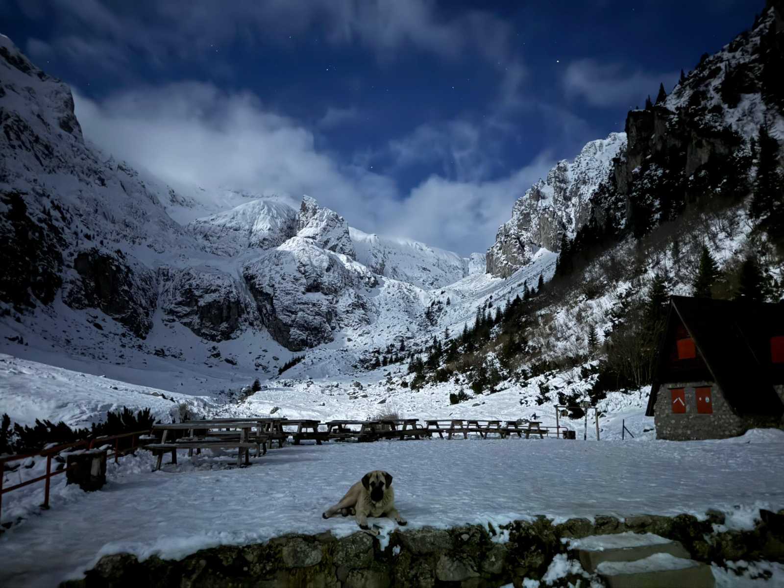 A menedékház, amelyikhez a legközelebb volt a megadott koordinátái szerint.