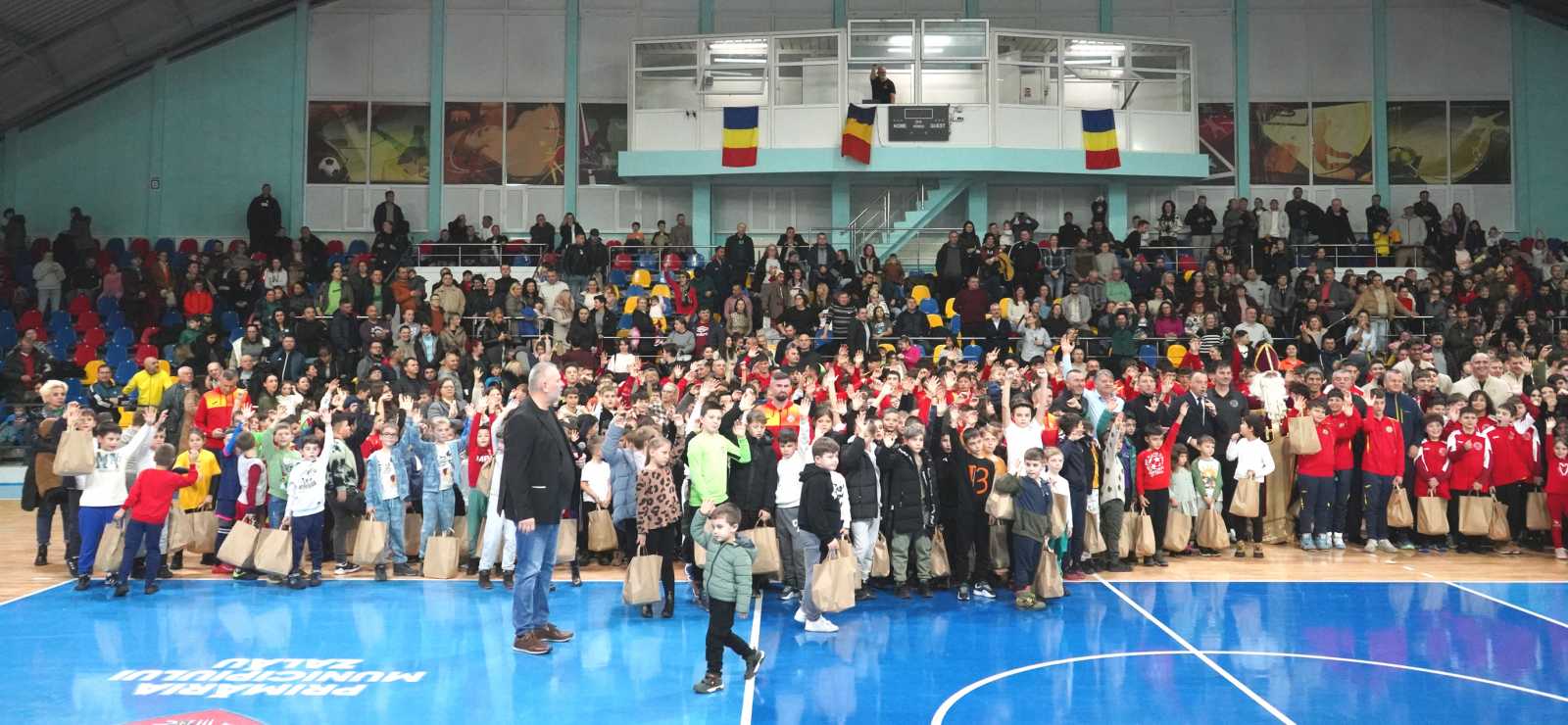 Megtelt a sportcsarnok. | A szerző felvételei