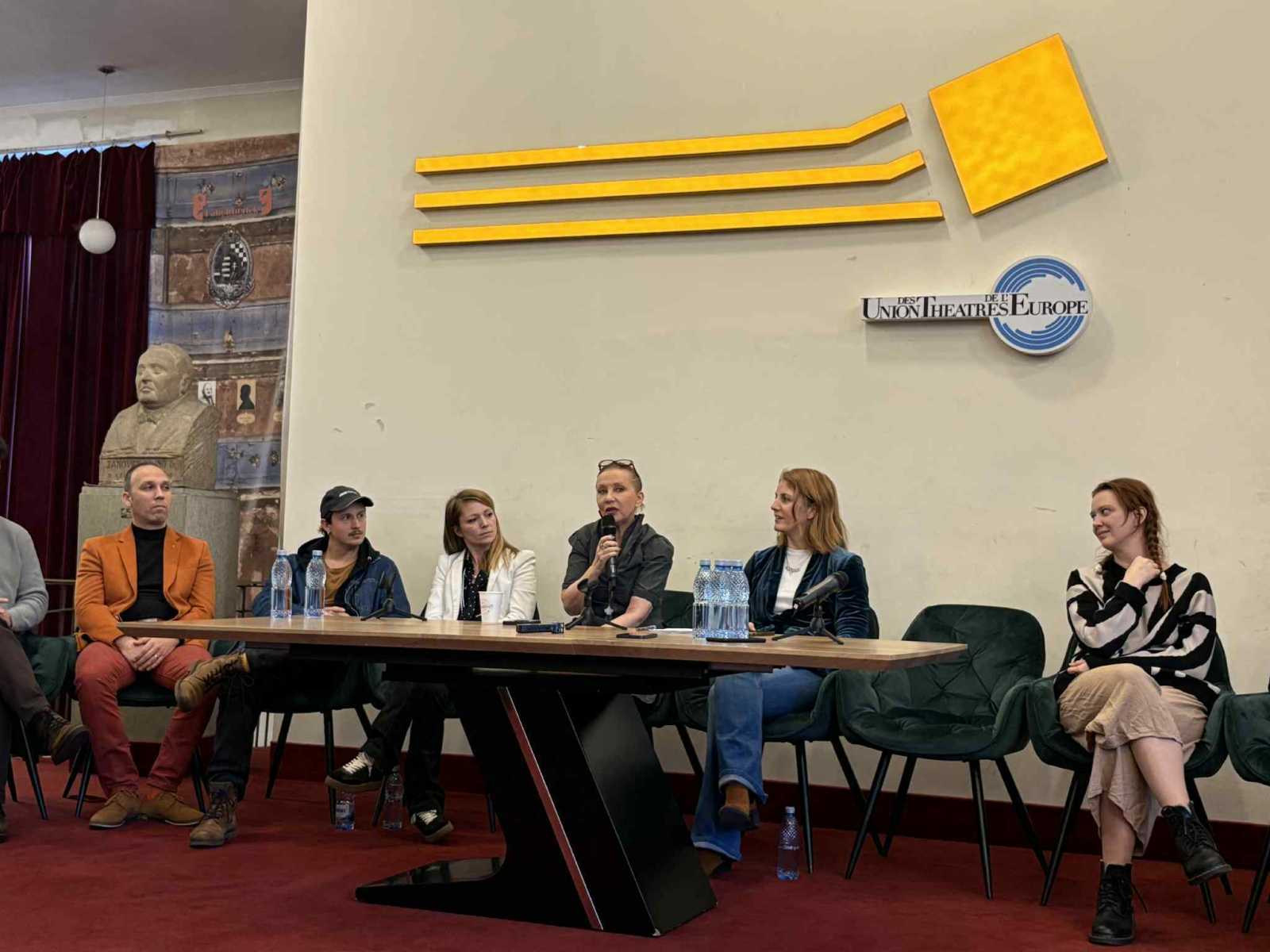 A mikrofonnál Eszenyi Enikő, az Abigél rendezője.