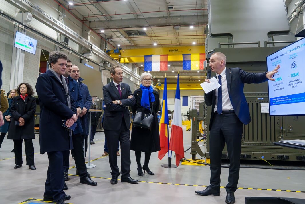 Az államfő a védelmi ipar vállalatainak képviselőivel is találkozott.| Fotó: Nicușor Dan Facebook-oldala