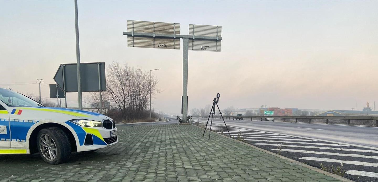 A sofőr későn vette észre a rendőr jelzését és hirtelen elkanyarodott | Illusztráció: Román Rendőrség