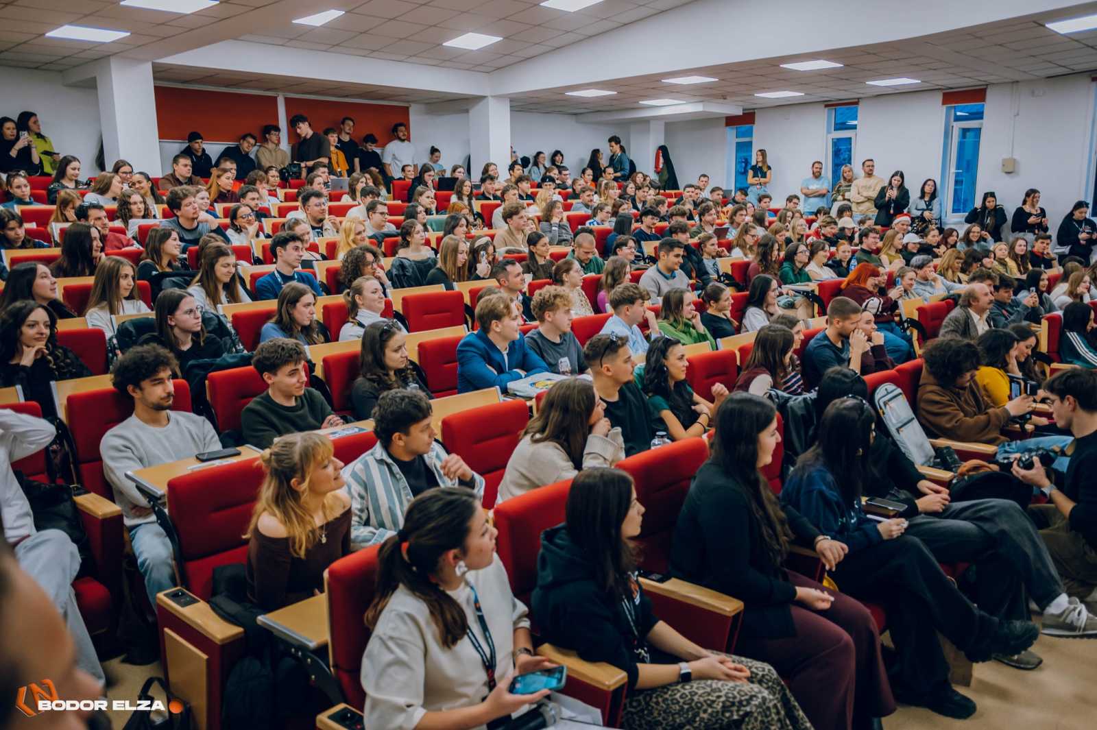 Zsúfolásig megtelt a terem Beton.Hofi kolozsvári előadásán. | Fotó: Bodor Elza