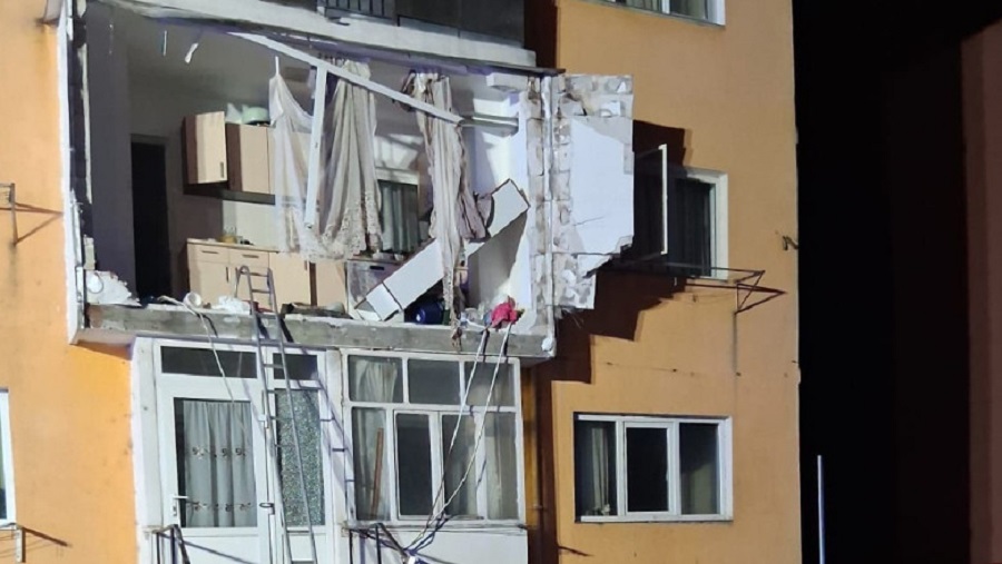 Az érintett lakás erkélye és egyik fala teljesen megsemmisült a robbanásban | Fotó: Bihar Megyei Katasztrófavédelmi Felügyelőség