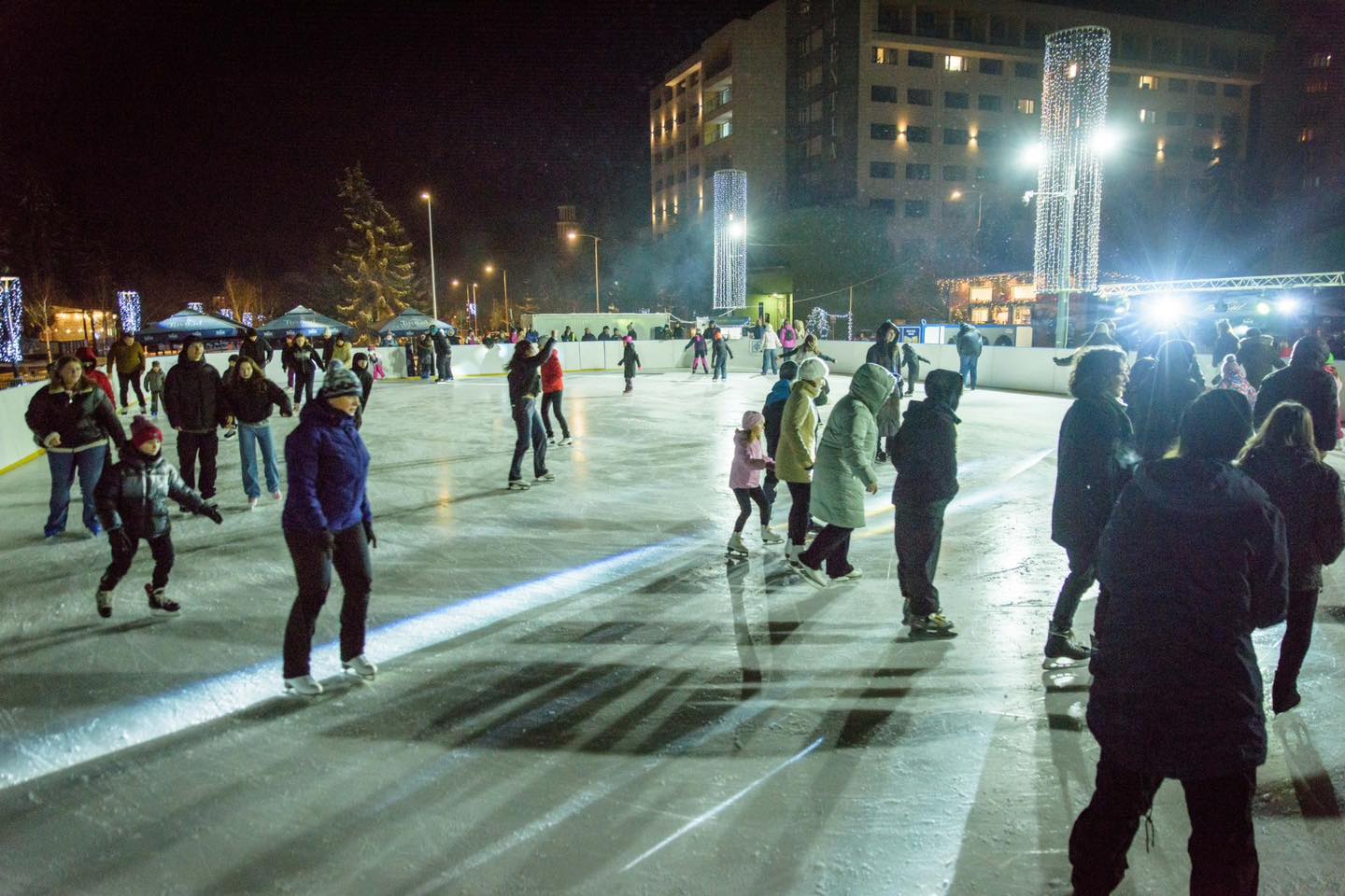 A jégpályát idén is a Szabadság téren állították fel | Fotó: Csíkszereda Városháza/Facebook