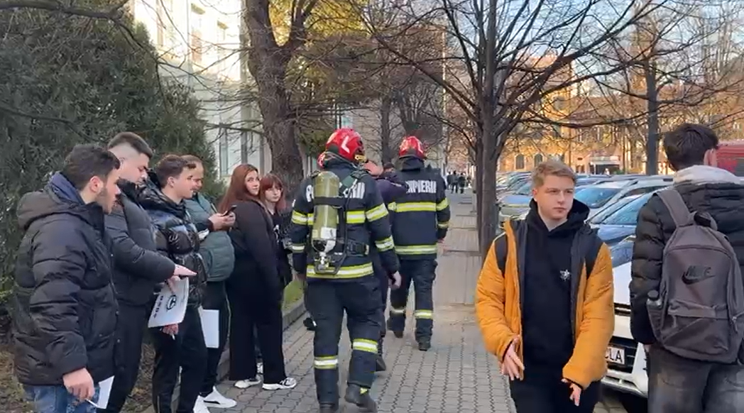 Kitelepítették a prefektúra dolgozóit és a középiskola diákjait is | Fotó: Sibiuindependent.ro