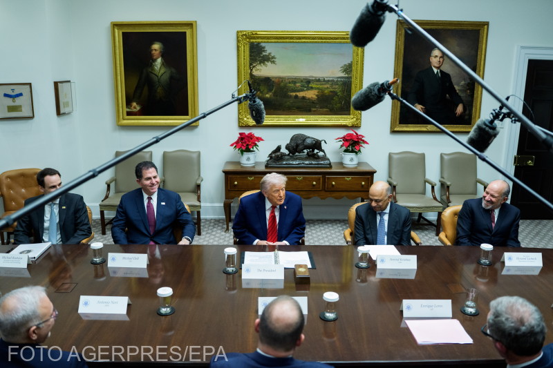 Donald Trump a kerekasztal-megbeszélésen Howard Lutnick kereskedelmi miniszterrel (jobbra) és a high-tech vállalatok vezetőivel a Fehér Ház Roosevelt-termében, Washingtonban, 2025. december 10-én. | Fotó: Agerpres