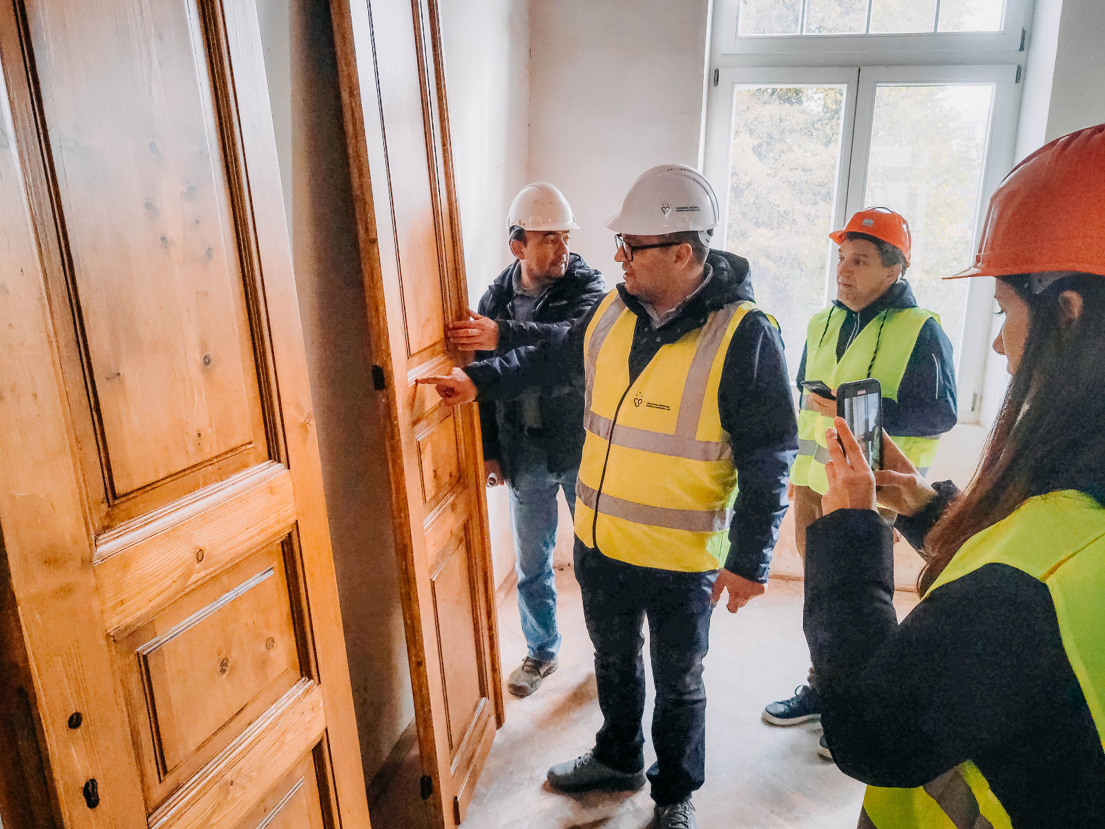 A felújítás alatt álló városházán megtartják az eredeti ajtókat 