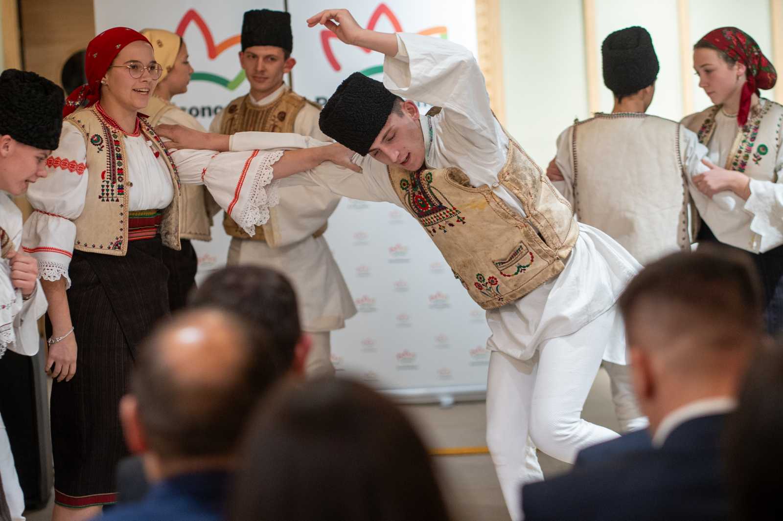 Gyimesbükki fiatalok tánca.