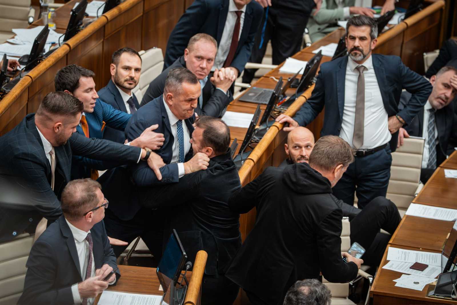 Tettlegességig fajult a helyzet a szlovák parlamentben Fotó: Gubik László Facebook oldala