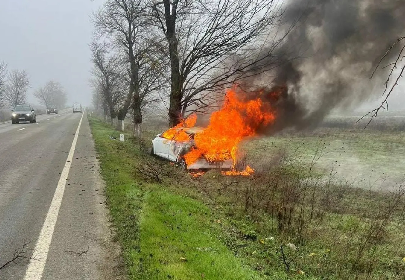 Az ütközés után lángra kapott a személyautó | Fotó: ISU Olt