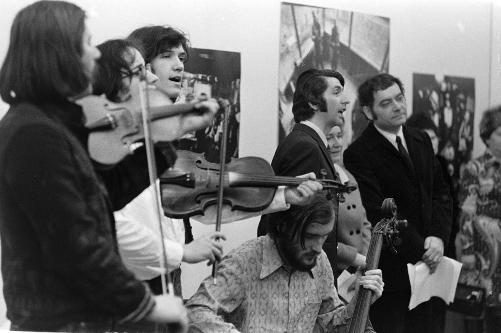 Korniss Péter első, Erdélyben és Moldvában még élő néphagyományokról készült kiállítását nyitja meg 1974-ben a budapesti Műcsarnokban Csoóri Sándor l Fotó: Fotóművészet