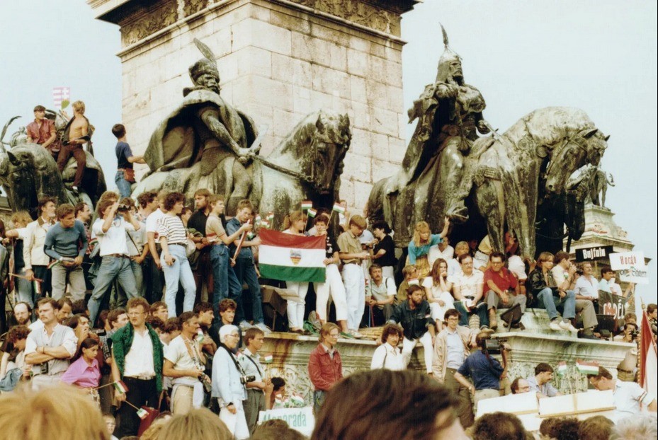 Az erdélyi falurombolás elleni tüntetés 1988. június 27-én, Budapesten a Hősök terén l Fotó: Várhelyi Iván /Fortepan