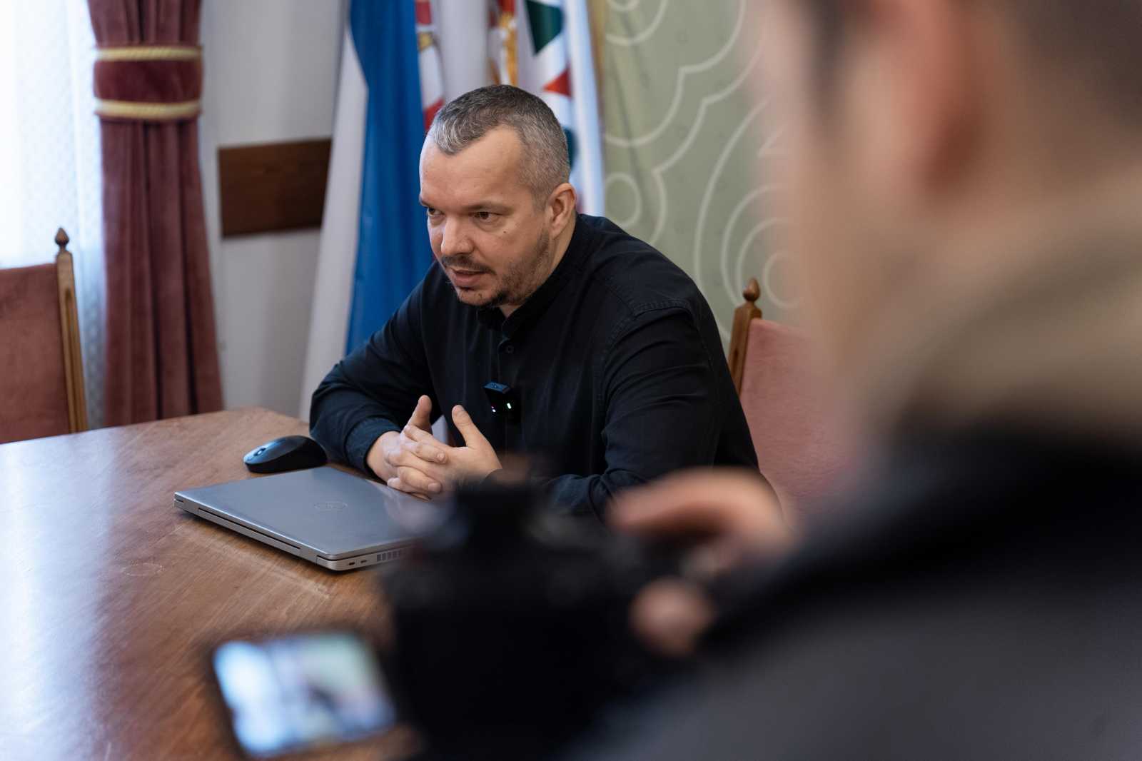 A polgármester a Szejke-ügy legfrissebb fejleményeit ismertette | Fotó: udvarhely.ro