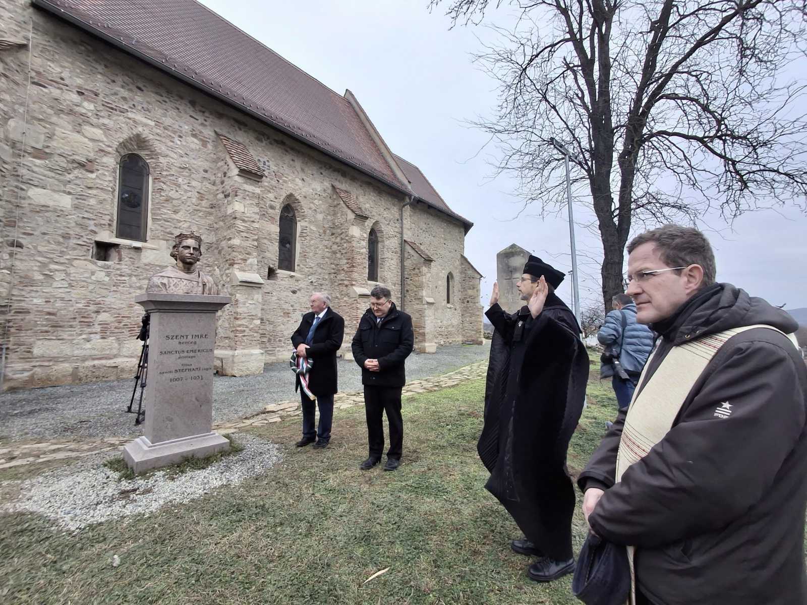 A leleplezés után megáldották a szobrot | Fotó: Basa Emese