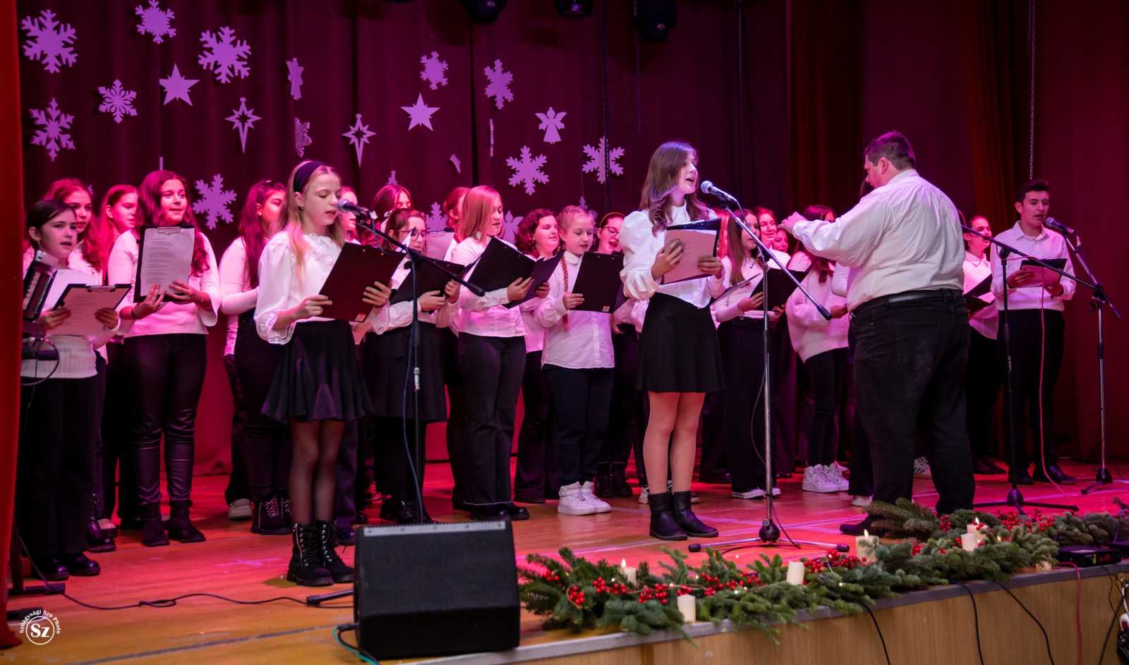 Karácsonyi- és népdalokat adtak elő