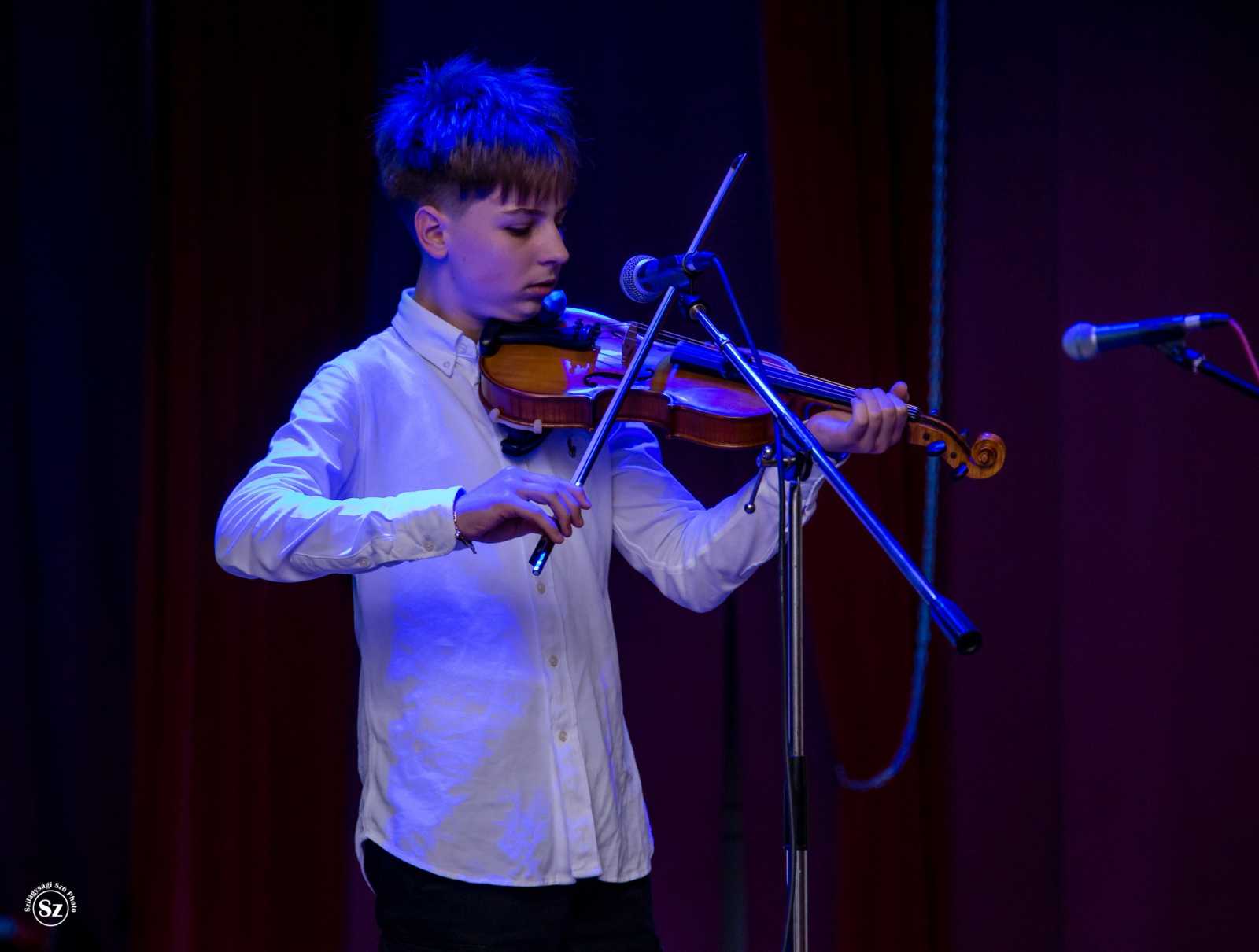 Szabó Ármin hegedűn játszott