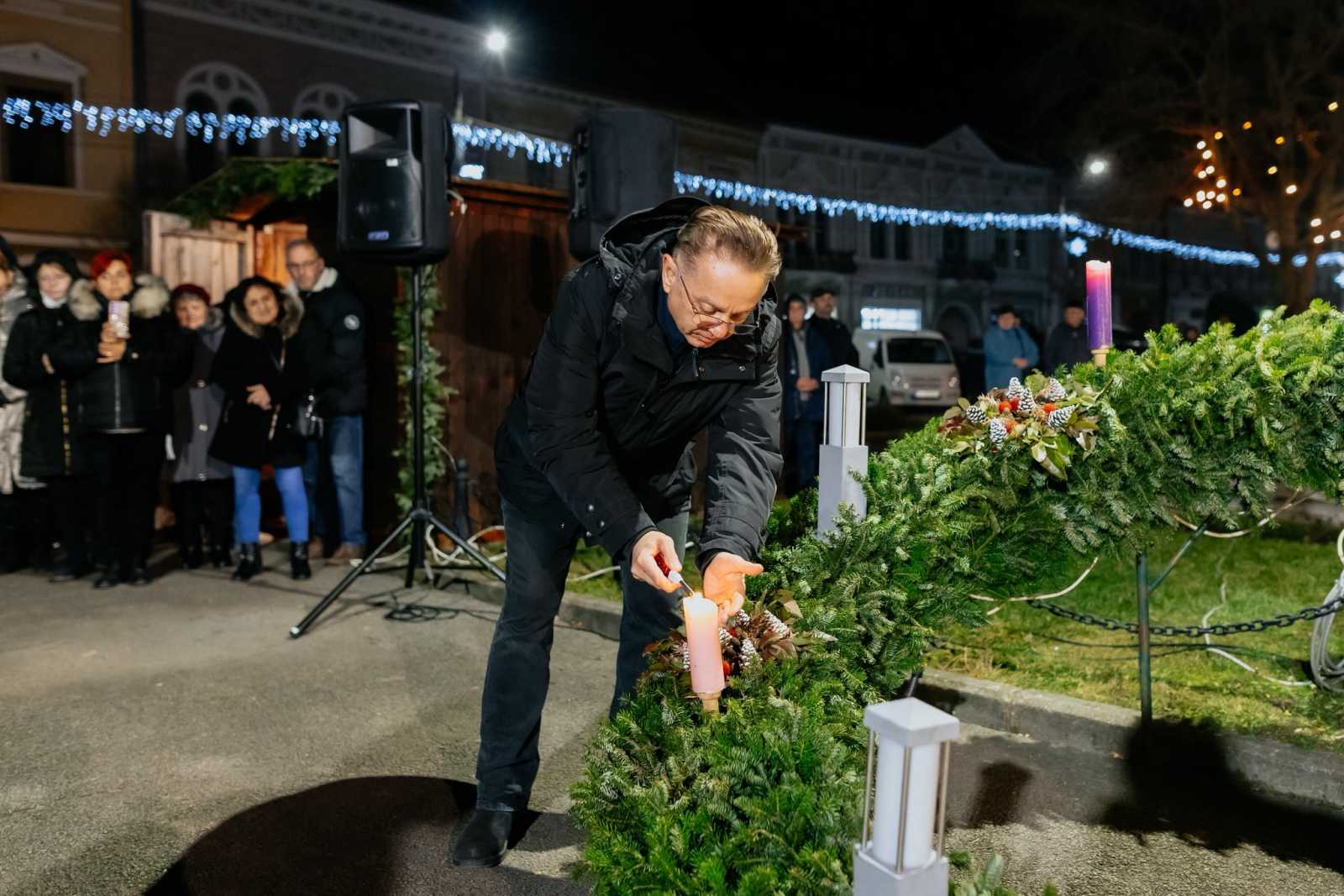 Fejér Ödön szenátor gyújtotta meg a harmadik gyertyát | Fotó: Kézdivásárhely Önkormányzata/Facebook