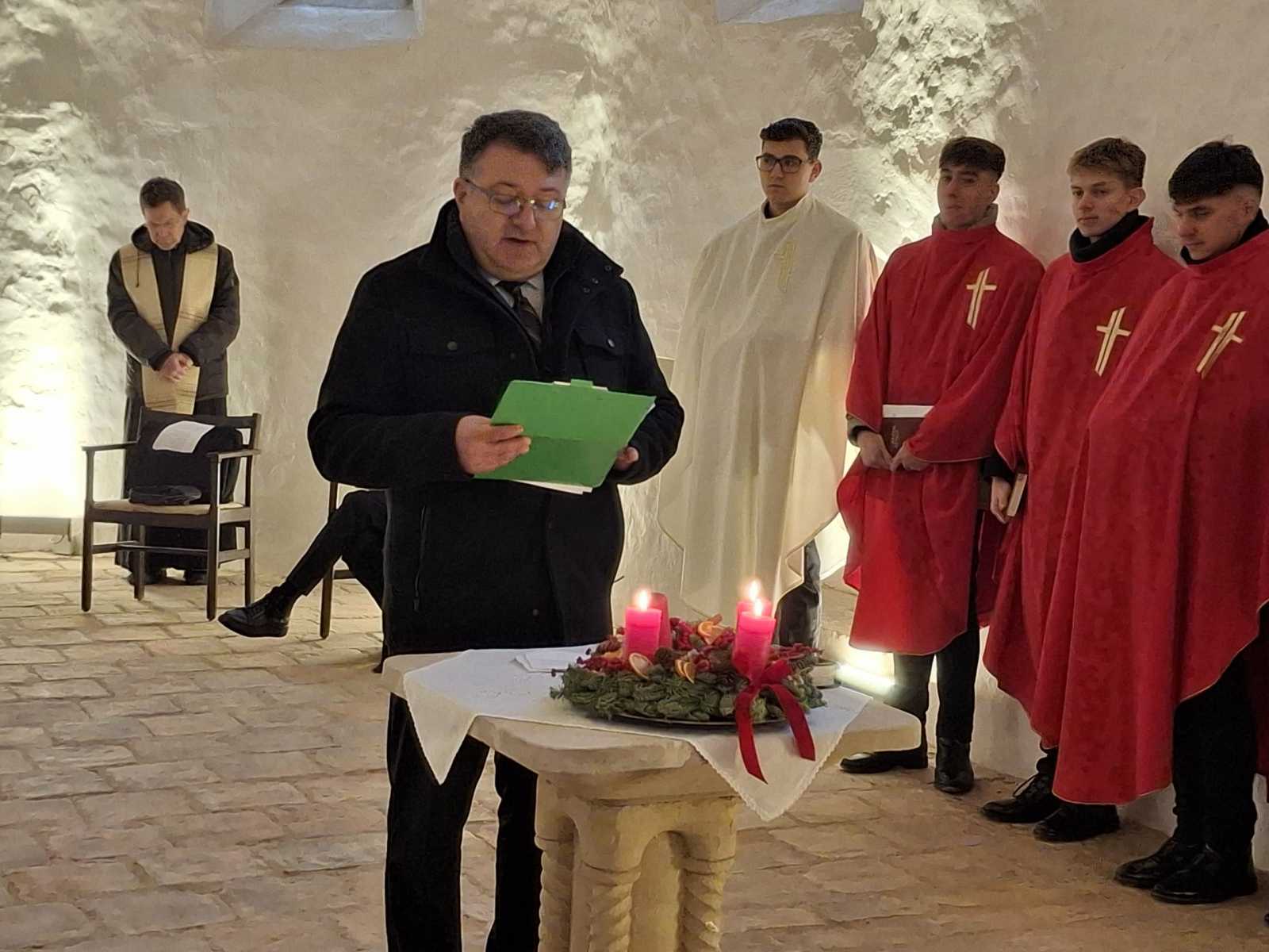 Gudor Botond beszélt a gyülekezethez a szoborállítás jelentőségéről | Fotó: Basa Emese