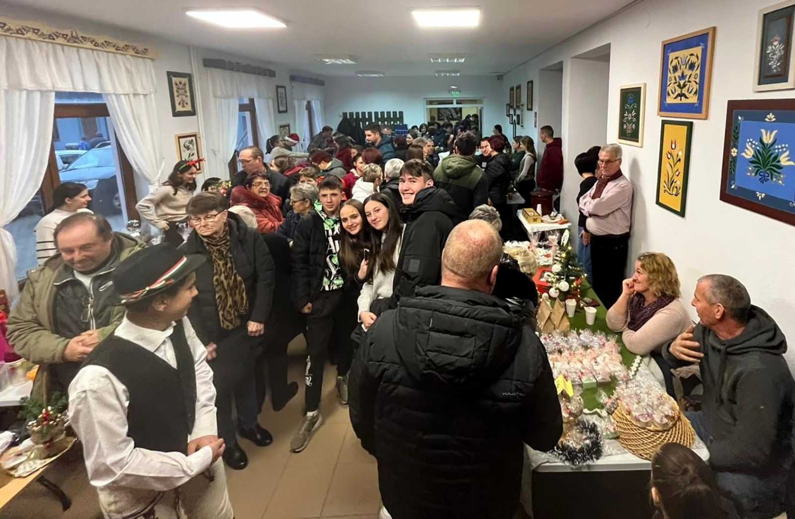 Húsz helybéli termelő kínálta portékáit a vásáron | Fotó: Tamás Károly