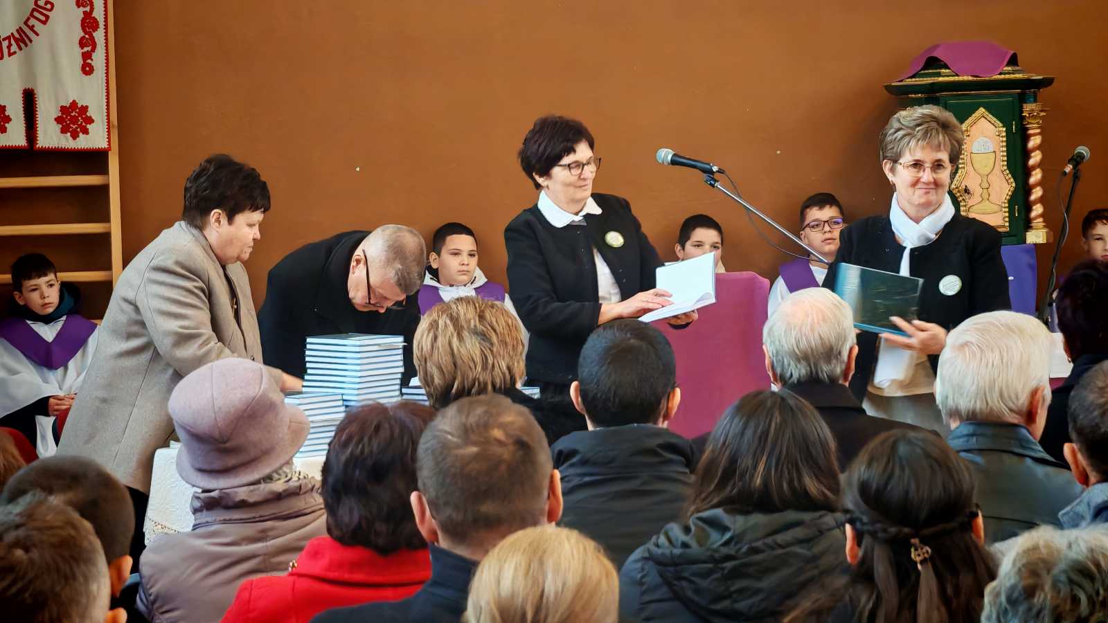 A könyvbemutató végén a kötet szerkesztői tiszteletpéldányokat osztottak ki | A szerző felvétele