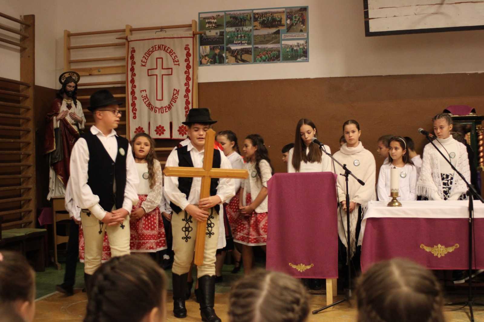 A gyerekek szereplése is színesítette az iskolaünnepélyt | Fotó: Gál Béla